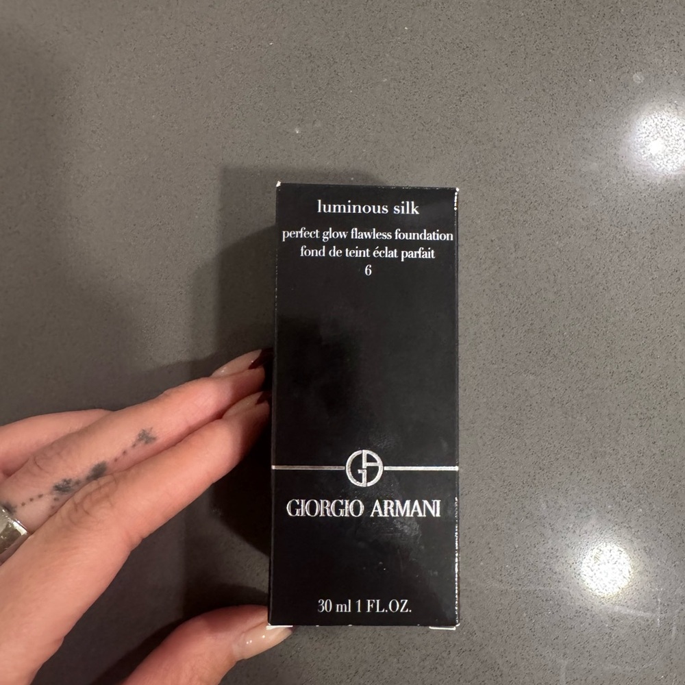 Giorgio Armani Luminous Silk Foundation - Black Packaging